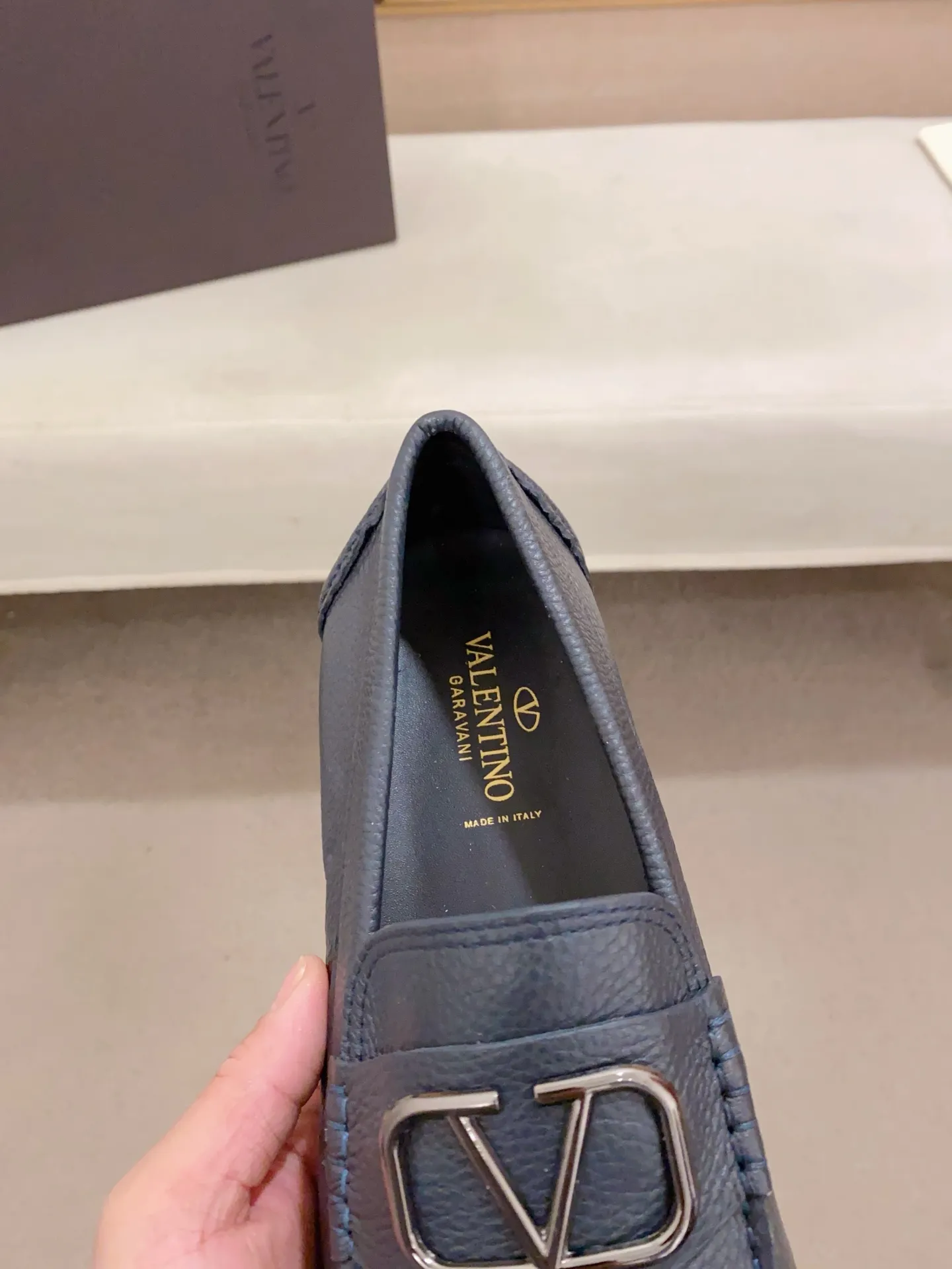 Men's shoes💰: 680💰VALENTINO, made of imported cowhide with imported water-dyed cowhide lining, iconic hardware and iconic wear-resistant outsole. 38-44. 45 VALENTINO packaging can be customized to enjoy the brand’s iconic product packaging